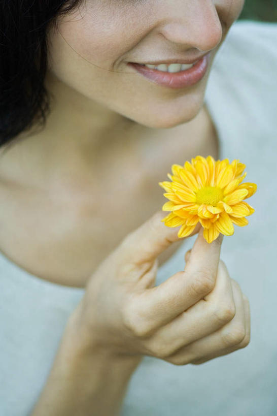 手,笑,微笑,露齿笑,竖图,俯视,室外,白天,握,拿,花蕾,拎,拿着,花,花瓣,花朵,鲜花,花苞,花蕊,低头,看,手部,手指,短袖,菊花,握着,汗衫,半身,彩图,高角度拍摄,拎着