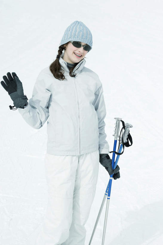 西方人,一个人,笑,微笑,竖图,室外,白天,正面,运动服,锻炼,旅游,度假,运动,雪,大雪,帽子,欧洲,欧洲人,仅一个年轻女性,仅一个女性,仅一个人,滑雪,墨镜,眼镜,积雪,雪地,雪景,冬季,冬天,娱乐,手套,太阳镜,太阳眼镜,享受,休闲,滑雪场,遮阳镜,放松,滑雪杖,绒线帽,种族,户外运动,滑雪服,冲锋衣,年轻女性,女人,女性,白种人,半身,彩图,健身