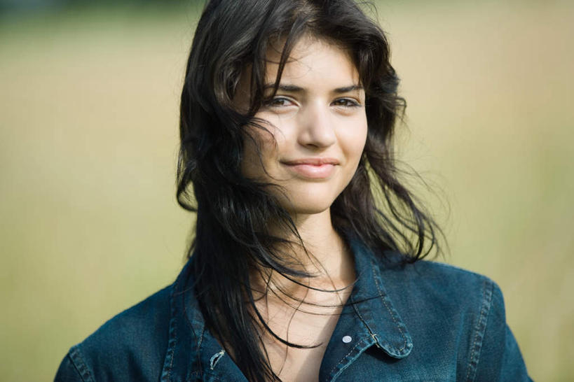 笑,微笑,横图,室外,白天,正面,草地,草坪,植物,风,飘扬,草,衣服,绿色,吹,享受,休闲,放松,牛仔衣,轻松,悠闲,开衫,长发,外衣,半身,彩图