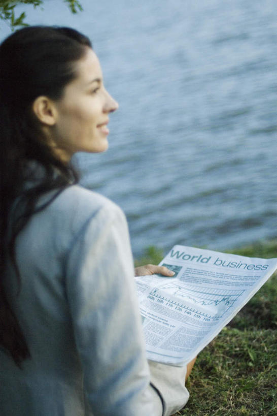 西方人,一个人,商务人士,商务女性,公园,花园,坐,笑,微笑,露齿笑,竖图,俯视,室外,白天,裙子,阅读,草地,草坪,河流,水,植物,报纸,欧洲,欧洲人,仅一个年轻女性,仅一个女性,仅一个人,学习,波纹,套装,朦胧,模糊,河水,水流,涟漪,水波,注视,草,绿色,水纹,小溪,波光,波浪,溪水,看,转头,浏览,短裙,商务装,工薪阶层,水晕,年轻女性,女人,女性,白种人,白领,上班族,坐着,半身,彩图,高角度拍摄