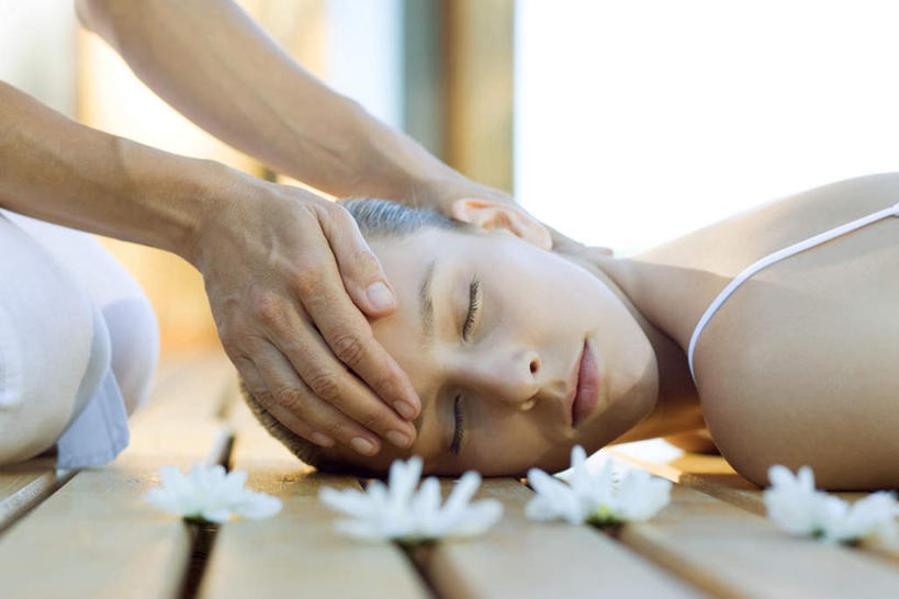 西方人,手,两个人,闭眼,摸,横图,室外,白天,正面,窗户,地板,叶子,欧洲,欧洲人,一排,许多,抚摸,阴影,朦胧,模糊,整齐,盛开,光线,背心,影子,墙,庭院,地面,花蕾,吊带衫,木地板,玻璃窗,墙壁,墙面,花,花瓣,花朵,鲜花,排列,绿色,白色,阳光,花束,花苞,花蕊,趴着,转头,手部,垫着,队列,兰花,年轻女性,女人,女性,白种人,闭眼睛,闭着眼,闭着眼睛,触摸,接触,趴,半身,彩图