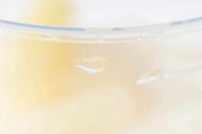 无人,横图,俯视,室内,白天,白色背景,水,杯子,水果,朦胧,模糊,液体,水滴,玻璃制品,黄色,水杯,遮,摄影,影棚,遮挡,果脯,遮盖,遮蔽,玻璃杯,彩图,高角度拍摄,影棚拍摄,拍摄,液态