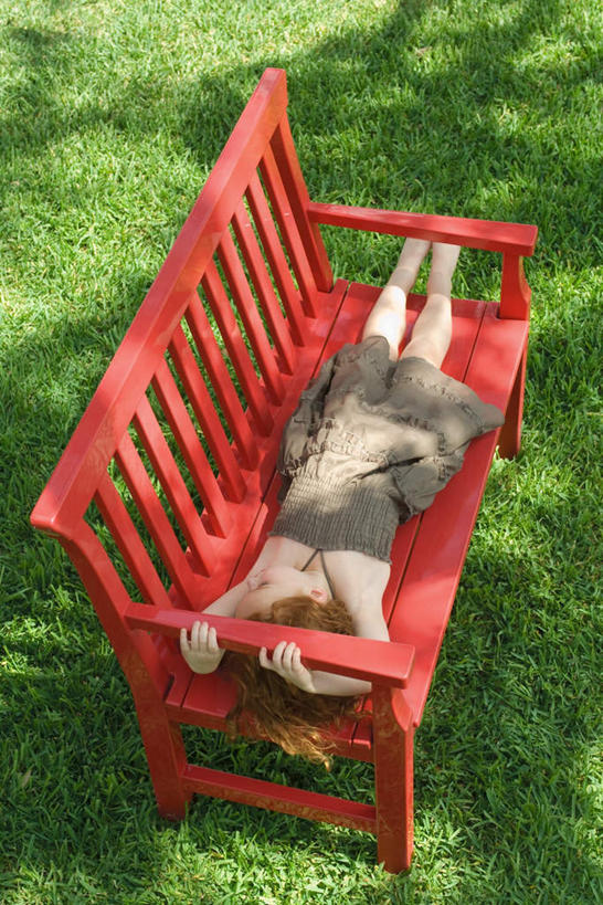 西方人,儿童,手,一个人,躺,闭眼,摸,睡,竖图,俯视,室外,白天,裙子,纯洁,草地,草坪,植物,椅子,欧洲,欧洲人,仅一个女性,仅一个人,抚摸,握,阴影,连衣裙,光线,影子,木椅,躺椅,草,小孩,红色,绿色,阳光,仅一个小孩,手部,抓,可爱,童年,童趣,握着,半身裙,吊带裙,抓着,揉眼,童真,烂漫,无邪,卧着,天真,女孩,女人,女性,白种人,孩子,闭眼睛,闭着眼,闭着眼睛,触摸,接触,困,困觉,寝息,睡觉,躺着,卧,彩图,高角度拍摄,全身,女生