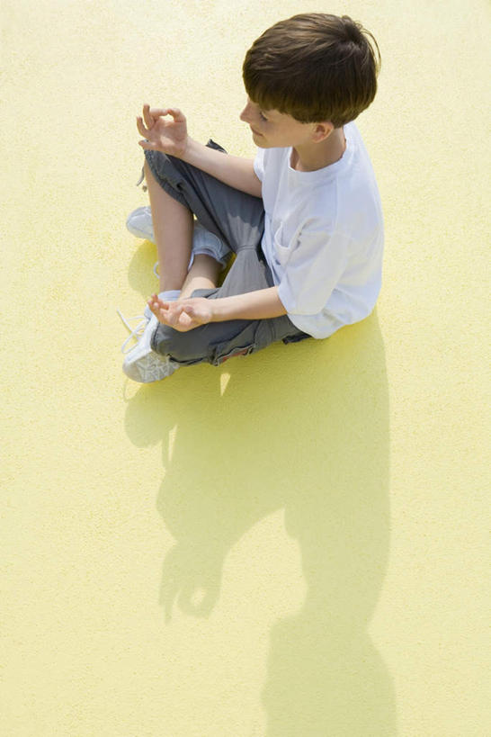 西方人,儿童,一个人,盘腿,竖图,俯视,室外,白天,游戏,纯洁,欧洲,欧洲人,仅一个男性,仅一个人,阴影,反射,光线,影子,玩,注视,娱乐,小孩,阳光,观察,看,手势,仅一个小孩,休闲,可爱,童年,童趣,凝视,查看,观看,动作,关注,童真,烂漫,无邪,天真,男孩,男人,男性,白种人,孩子,盘腿而坐,盘膝,盘着腿的,盘着腿坐,双腿交叉,玩耍,嬉戏,彩图,高角度拍摄,全身,男生