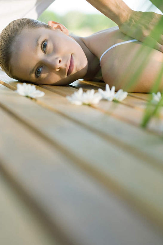 西方人,手,两个人,按摩师,摸,竖图,室外,白天,正面,按摩,窗户,地板,叶子,欧洲,欧洲人,一排,许多,抚摸,阴影,朦胧,模糊,整齐,盛开,光线,背心,影子,墙,庭院,地面,花蕾,吊带衫,木地板,玻璃窗,墙壁,墙面,花,花瓣,花朵,鲜花,排列,绿色,白色,阳光,花束,花苞,花蕊,趴着,转头,手部,垫着,队列,指压,兰花,年轻女性,女人,女性,白种人,技师,触摸,接触,趴,半身,彩图,推拿