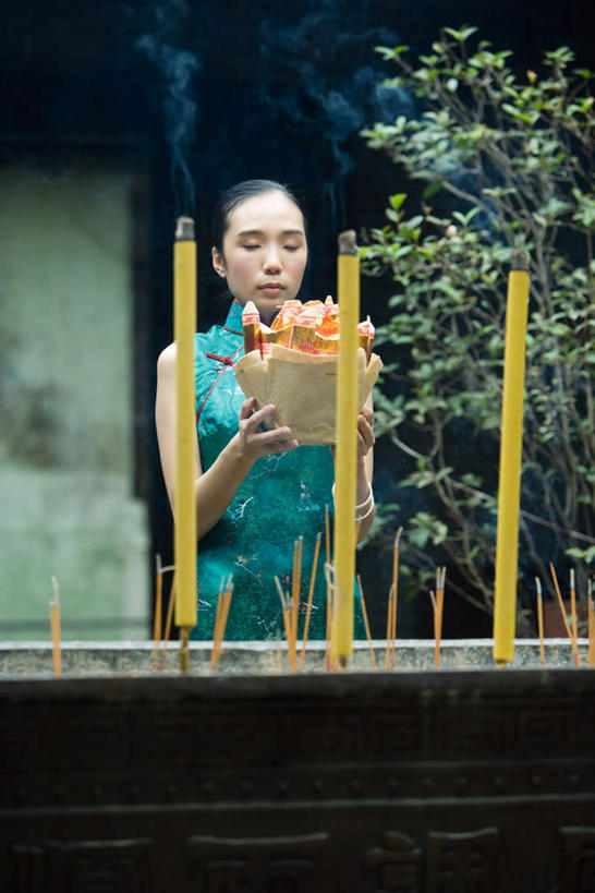东方人,一个人,寺庙,闭眼,竖图,俯视,室内,白天,植物,蜡烛,亚洲,仅一个年轻女性,仅一个女性,仅一个人,三根,节日,香炉,烟雾,燃烧,黄种人,文化,佛香,树,树木,绿色,自然,香火,香烛,庙宇,祈祷,健康,烟,许愿,宗教,金元宝,信仰,生长,烧香,成长,纪念,祈求,祭拜,祭台,香灰,平安,年轻女性,女人,女性,亚洲人,闭眼睛,闭着眼,闭着眼睛,半身,彩图,高角度拍摄,庙,寺,元宝