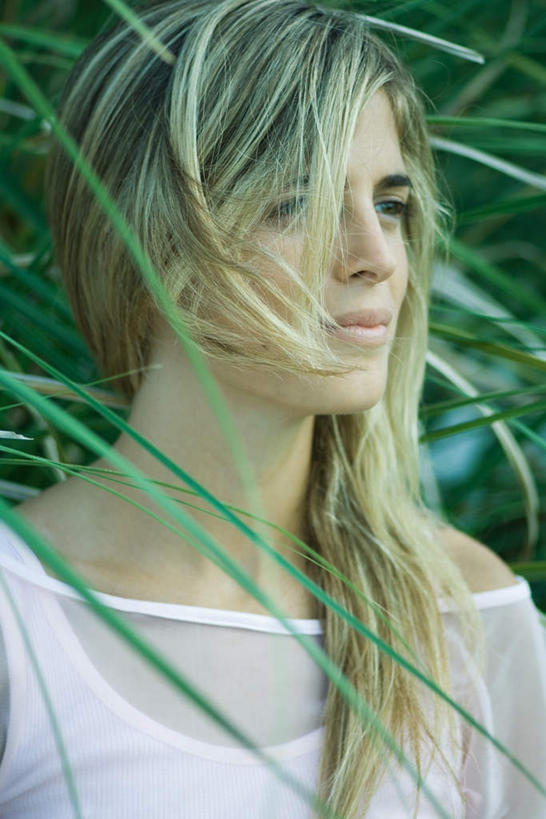 西方人,一个人,竖图,室外,白天,正面,草地,草坪,树林,植物,欧洲,欧洲人,仅一个年轻女性,仅一个女性,仅一个人,远望,注视,草,树,树木,绿色,自然,观察,看,转头,凝视,遮,生长,成长,查看,露肩,遮挡,注意,关注,遮盖,遮蔽,年轻女性,女人,女性,白种人,长发,半身,彩图