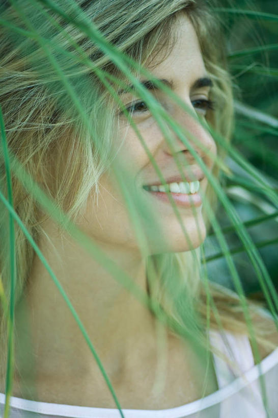 西方人,一个人,笑,微笑,露齿笑,竖图,室外,白天,正面,草地,草坪,树林,植物,欧洲,欧洲人,仅一个年轻女性,仅一个女性,仅一个人,远望,注视,草,树,树木,绿色,自然,观察,看,转头,凝视,遮,生长,成长,查看,露肩,遮挡,注意,关注,遮盖,遮蔽,年轻女性,女人,女性,白种人,长发,半身,彩图