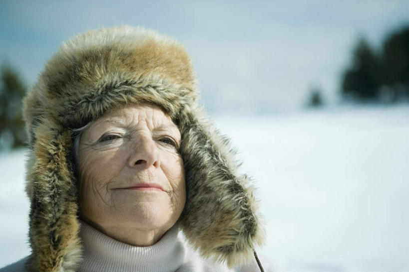 西方人,一个人,站,横图,室外,白天,正面,毛衣,森林,树林,雪,植物,大雪,帽子,欧洲,欧洲人,仅一个女性,仅一个人,阴影,光线,影子,积雪,雪地,雪景,云,云朵,冬天,云彩,注视,树,树木,蓝色,绿色,白云,蓝天,天空,阳光,自然,天,观察,看,站着,棉衣,凝视,仅一个老年女性,生长,晴朗,成长,查看,注意,关注,棉帽,老年女性,女人,女性,白种人,晴空,站立,彩图,全身,绒衣,套衫,套头毛衣,线衣