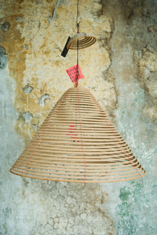 无人,寺庙,竖图,室内,白天,仰视,蜡烛,一排,节日,整齐,墙,烟雾,燃烧,文化,墙壁,墙面,佛香,排列,绳子,香火,香烛,庙宇,点燃,祈祷,健康,许愿,宗教,信仰,烧香,纪念,绳索,祈求,队列,平安,彩图,低角度拍摄,庙,寺