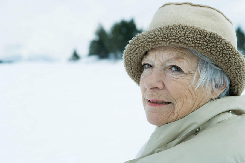 西方人,一个人,站,横图,室外,白天,毛衣,森林,树林,雪,植物,大雪,帽子,欧洲,欧洲人,仅一个女性,仅一个人,阴影,光线,影子,积雪,雪地,雪景,云,云朵,冬天,云彩,注视,树,树木,背面,蓝色,绿色,白云,蓝天,天空,阳光,自然,天,观察,看,站着,棉衣,凝视,仅一个老年女性,生长,晴朗,成长,查看,注意,关注,棉帽,老年女性,女人,女性,白种人,晴空,站立,彩图,全身,绒衣,套衫,套头毛衣,线衣