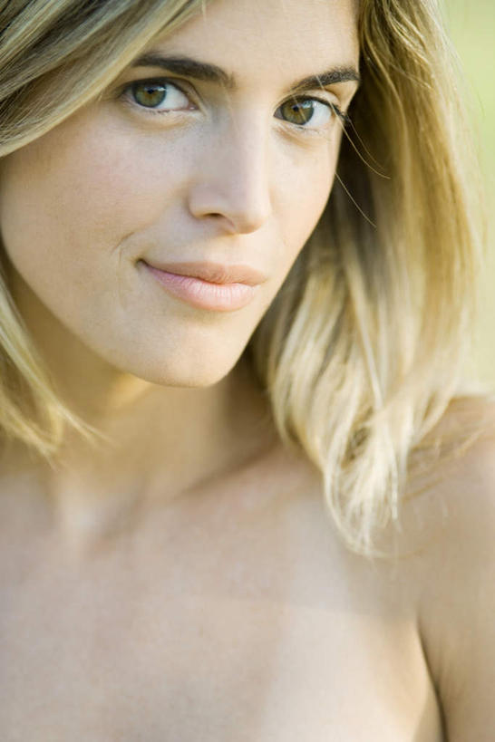 西方人,一个人,笑,微笑,竖图,室外,白天,正面,草地,草坪,植物,欧洲,欧洲人,仅一个年轻女性,仅一个女性,仅一个人,阴影,光线,影子,注视,草,绿色,阳光,观察,看,凝视,查看,注意,关注,年轻女性,女人,女性,白种人,半身,彩图