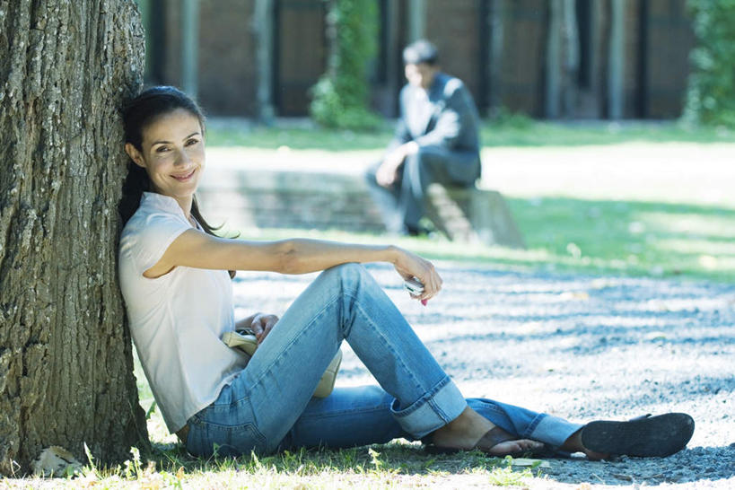 西方人,两个人,坐,笑,打电话,微笑,横图,俯视,室外,白天,衬衫,森林,树林,植物,道路,路,电话,手机,欧洲,欧洲人,阴影,光线,包,皮包,影子,柱子,房屋,树影,小路,交通,依靠,注视,牛仔裤,通讯设备,树,树木,绿色,阳光,自然,观察,看,靠,靠着,倚靠,短袖,凝视,乡间小路,生长,成长,查看,单肩包,注意,关注,交流,男人,男性,年轻男性,年轻女性,女人,女性,白种人,沟通,通话,坐着,半身,彩图,高角度拍摄,衬衣