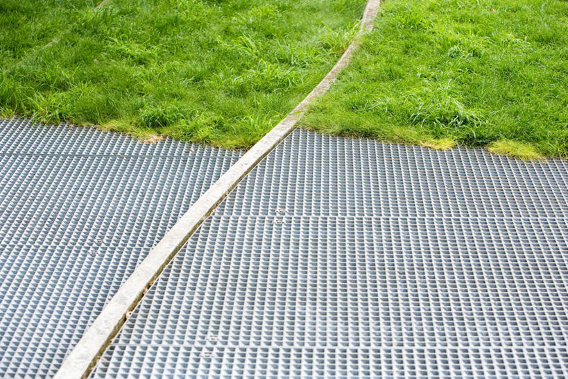 无人,栏杆,横图,俯视,室外,白天,草地,草坪,植物,纹路,金属,格子,纹理,线条,栅栏,篱笆,围栏,护栏,草,绿色,肌理,水漏,彩图,高角度拍摄