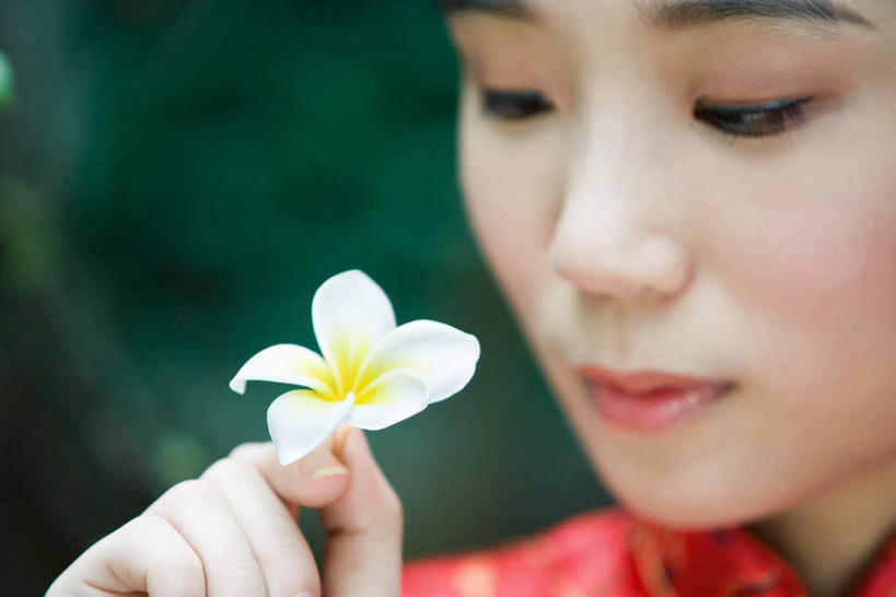 东方人,手,一个人,横图,室内,白天,正面,亚洲,仅一个年轻女性,仅一个女性,仅一个人,握,盛开,拿,花蕾,拿着,注视,黄种人,闻,香,花,花瓣,花朵,鲜花,花苞,花蕊,看,思考,手部,想,握着,兰花,年轻女性,女人,女性,亚洲人,半身,彩图