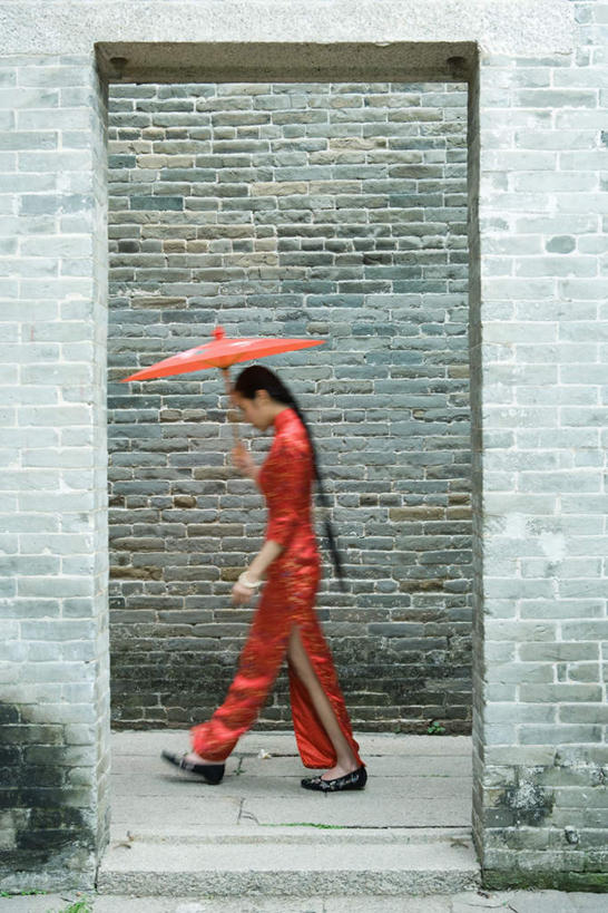 东方人,一个人,走,竖图,室外,白天,侧面,幸福,石头,门,道路,路,亚洲,仅一个年轻女性,仅一个女性,仅一个人,阴影,旗袍,光线,瓷砖,地砖,伞,石子,影子,雨伞,纸伞,柱子,长廊,小路,走道,走廊,过道,地面,交通,古典,油纸伞,黄种人,文化,弄堂,石柱,红色,阳光,门框,乡间小路,纪念,吉祥,古朴,平安,年轻女性,女人,女性,亚洲人,石块,步行,散步,走路,彩图,全身,传统服装,传统文化