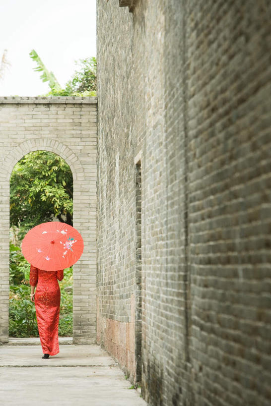 东方人,一个人,走,竖图,室外,白天,幸福,石头,门,道路,路,亚洲,仅一个年轻女性,仅一个女性,仅一个人,阴影,旗袍,光线,瓷砖,地砖,伞,石子,影子,雨伞,纸伞,柱子,长廊,小路,走道,走廊,过道,地面,交通,古典,油纸伞,黄种人,文化,弄堂,石柱,背面,红色,阳光,门框,乡间小路,纪念,吉祥,古朴,平安,年轻女性,女人,女性,亚洲人,石块,步行,散步,走路,彩图,全身,传统服装,传统文化