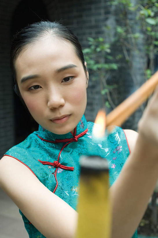 东方人,一个人,寺庙,竖图,俯视,室内,白天,植物,蜡烛,亚洲,仅一个年轻女性,仅一个女性,仅一个人,三根,旗袍,节日,香炉,墙,烟雾,燃烧,注视,黄种人,文化,砖墙,墙壁,墙面,佛香,树,树木,蓝色,绿色,自然,香火,香烛,庙宇,观察,看,祈祷,健康,烟,凝视,许愿,宗教,金元宝,信仰,生长,烧香,成长,查看,纪念,祈求,注意,关注,祭拜,祭台,香灰,平安,年轻女性,女人,女性,亚洲人,半身,彩图,高角度拍摄,传统服装,庙,寺,元宝