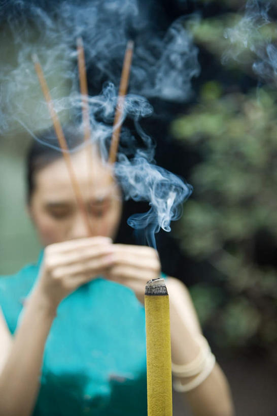 东方人,一个人,寺庙,闭眼,竖图,俯视,室内,白天,植物,蜡烛,亚洲,仅一个年轻女性,仅一个女性,仅一个人,三根,节日,香炉,烟雾,燃烧,黄种人,文化,佛香,树,树木,绿色,自然,香火,香烛,庙宇,祈祷,健康,烟,许愿,宗教,信仰,生长,烧香,成长,纪念,祈求,祭拜,祭台,香灰,平安,年轻女性,女人,女性,亚洲人,闭眼睛,闭着眼,闭着眼睛,半身,彩图,高角度拍摄,庙,寺