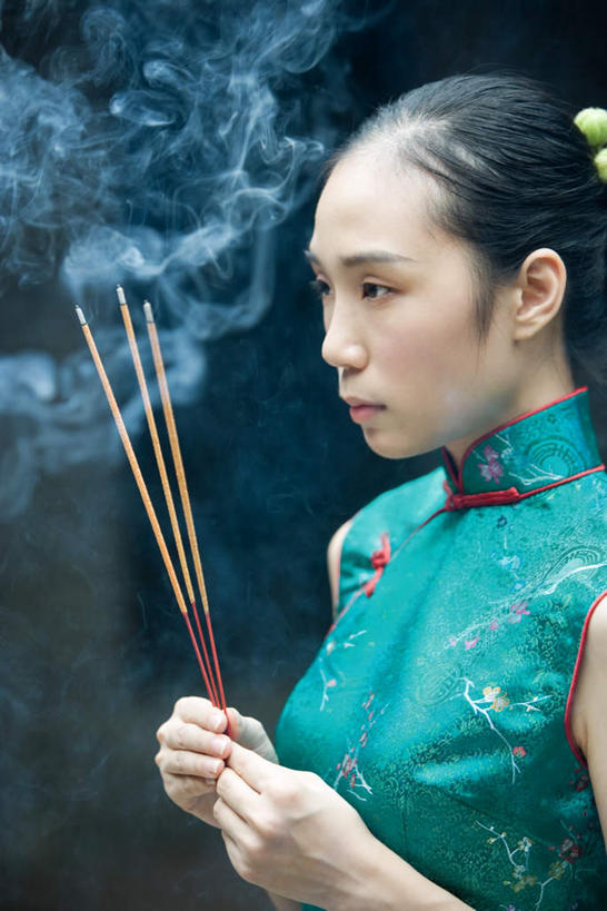 东方人,一个人,寺庙,竖图,室内,白天,侧面,植物,蜡烛,亚洲,仅一个年轻女性,仅一个女性,仅一个人,三根,节日,香炉,墙,烟雾,燃烧,注视,黄种人,文化,砖墙,墙壁,墙面,佛香,树,树木,绿色,自然,香火,香烛,庙宇,观察,看,祈祷,健康,烟,凝视,许愿,宗教,信仰,生长,烧香,成长,查看,纪念,祈求,注意,关注,祭拜,祭台,香灰,平安,年轻女性,女人,女性,亚洲人,半身,彩图,庙,寺