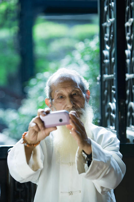 东方人,手,胡须,一个人,站,打电话,竖图,室内,特写,白天,正面,电话,手机,亚洲,仅一个男性,仅一个人,握,拿,拿着,黄种人,通讯设备,拍照,白色,站着,仅一个老年男性,手部,摄像,握着,摄影,老年男性,男人,男性,亚洲人,胡子,络腮胡,脸部,通话,半身,彩图,拍摄,练功服