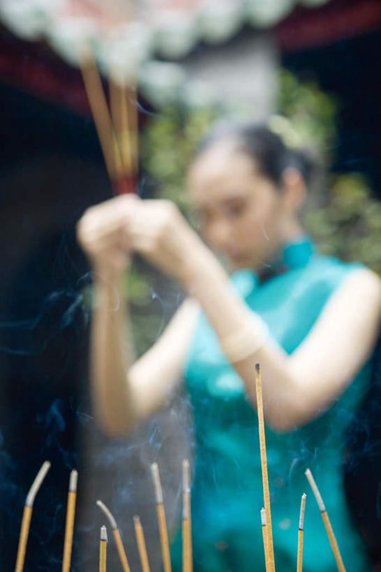 东方人,一个人,寺庙,竖图,室内,白天,正面,植物,蜡烛,亚洲,仅一个年轻女性,仅一个女性,仅一个人,三根,旗袍,节日,朦胧,模糊,香炉,墙,烟雾,燃烧,注视,黄种人,文化,砖墙,墙壁,墙面,佛香,树,树木,蓝色,绿色,自然,香火,香烛,庙宇,观察,看,祈祷,健康,烟,凝视,许愿,宗教,信仰,生长,烧香,成长,查看,纪念,祈求,注意,关注,祭拜,祭台,香灰,平安,年轻女性,女人,女性,亚洲人,半身,彩图,传统服装,庙,寺