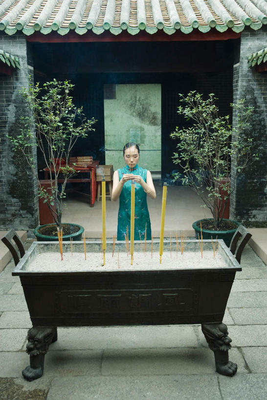 东方人,一个人,寺庙,竖图,俯视,室内,白天,植物,蜡烛,亚洲,仅一个年轻女性,仅一个女性,仅一个人,三根,旗袍,节日,朦胧,模糊,香炉,墙,烟雾,燃烧,注视,黄种人,文化,砖墙,墙壁,墙面,佛香,树,树木,蓝色,绿色,自然,香火,香烛,庙宇,观察,看,祈祷,健康,烟,凝视,许愿,宗教,信仰,生长,烧香,成长,查看,纪念,祈求,注意,关注,祭拜,祭台,香灰,平安,年轻女性,女人,女性,亚洲人,半身,彩图,高角度拍摄,传统服装,庙,寺