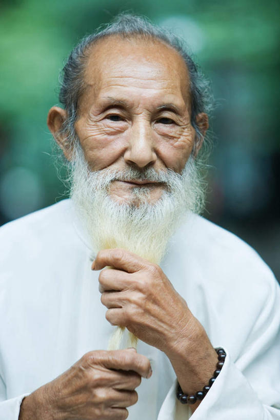 东方人,手,胡须,一个人,摸,竖图,室内,特写,白天,正面,亚洲,仅一个男性,仅一个人,抚摸,注视,黄种人,观察,看,仅一个老年男性,眯眼,手部,凝视,查看,注意,关注,捋,老年男性,男人,男性,亚洲人,胡子,络腮胡,脸部,触摸,接触,半身,彩图,练功服