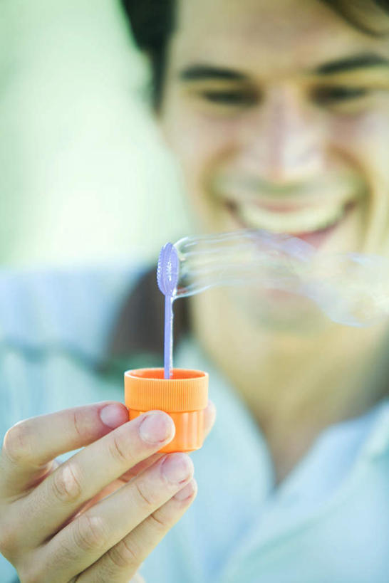 西方人,手,一个人,笑,微笑,露齿笑,竖图,室外,白天,正面,欧洲,欧洲人,仅一个男性,仅一个人,握,气泡,拿,拿着,注视,吹泡泡,水泡,仅一个年轻男性,泡泡,观察,看,手部,凝视,握着,查看,注意,关注,泡泡机,男人,男性,年轻男性,白种人,半身,彩图