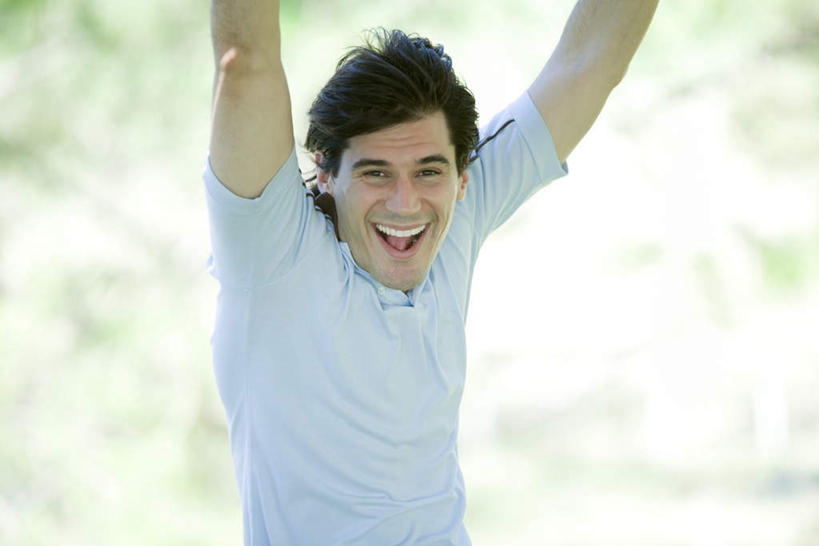 西方人,一个人,跳,举,笑,微笑,露齿笑,横图,室外,白天,正面,兴奋,成功,欧洲,欧洲人,仅一个男性,仅一个人,阴影,光线,影子,T恤,仅一个年轻男性,阳光,托,短袖,喜悦,欢喜,男人,男性,年轻男性,白种人,举起,举手,举着,跳跃,向上举,向上伸,向上托,半身,彩图,高兴,欢乐,开心