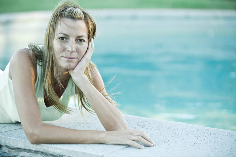 西方人,一个人,游泳池,横图,室外,白天,正面,泳装,水,欧洲,欧洲人,仅一个年轻女性,仅一个女性,仅一个人,撑,波纹,透明,液体,岸边,水边,水池,水滴,水面,托腮,注视,泳池,水珠,水纹,观察,看,趴着,托,凝视,查看,注意,关注,托下巴,年轻女性,女人,女性,白种人,趴,半身,彩图,泳衣