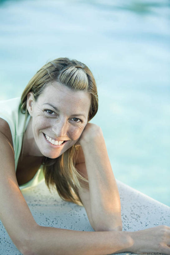 西方人,一个人,游泳池,笑,微笑,露齿笑,竖图,室外,白天,正面,泳装,水,欧洲,欧洲人,仅一个年轻女性,仅一个女性,仅一个人,撑,波纹,透明,液体,岸边,水边,水池,水滴,水面,托腮,注视,泳池,水珠,水纹,观察,看,趴着,托,凝视,查看,注意,关注,托下巴,年轻女性,女人,女性,白种人,趴,半身,彩图,泳衣