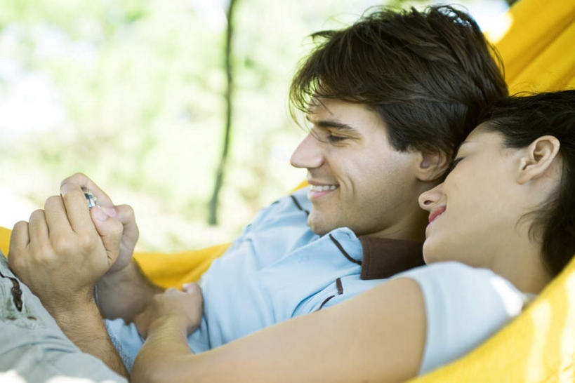 西方人,两个人,夫妻,躺,抱,横图,室外,白天,侧面,爱情,吊床,相机,欧洲,欧洲人,浪漫,拍照,黄色,数码相机,享受,恩爱,放松,恋人,摄影,抱着,搂着,闲适,悠闲,露营,调试,野营,宿营,卧着,男人,男性,年轻男性,年轻女性,女人,女性,白种人,情侣,照相机,怀抱,搂,搂抱,躺着,卧,相抱,拥抱,半身,彩图,照相,伴侣