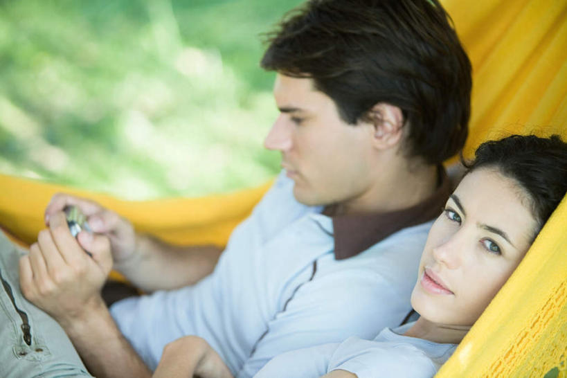 西方人,两个人,躺,抱,横图,室外,白天,侧面,吊床,相机,欧洲,欧洲人,注视,拍照,黄色,数码相机,观察,看,享受,放松,凝视,摄影,抱着,查看,搂着,注意,关注,闲适,悠闲,露营,调试,野营,宿营,卧着,男人,男性,年轻男性,年轻女性,女人,女性,白种人,照相机,怀抱,搂,搂抱,躺着,卧,相抱,拥抱,半身,彩图,照相