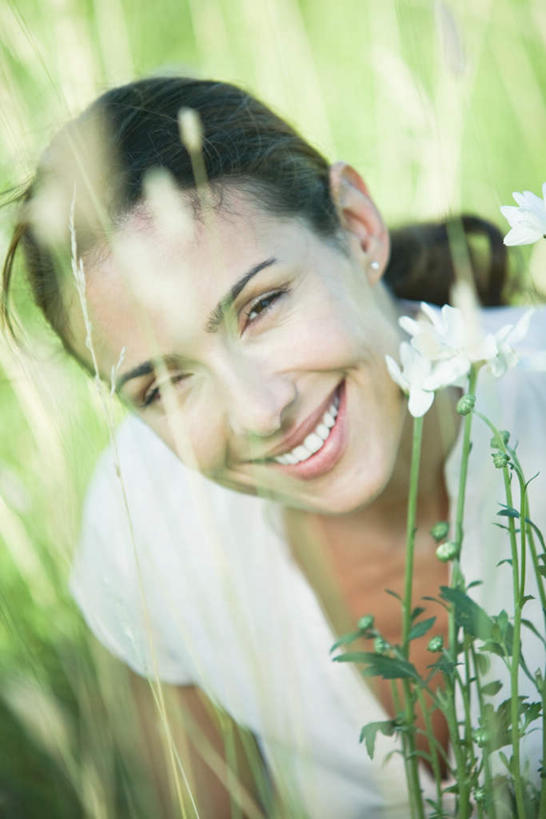 西方人,一个人,蹲,笑,微笑,露齿笑,竖图,俯视,室外,特写,白天,衬衫,草地,草坪,花海,花圃,植物,叶子,欧洲,欧洲人,仅一个年轻女性,仅一个女性,仅一个人,弯腰,阴影,盛开,光线,影子,花蕾,注视,草,花,花瓣,花朵,鲜花,绿色,阳光,探头,花丛,花束,花田,花苞,花蕊,观察,看,凝视,遮,查看,遮挡,注意,关注,遮盖,遮蔽,年轻女性,女人,女性,白种人,蹲着,半身,彩图,高角度拍摄,衬衣