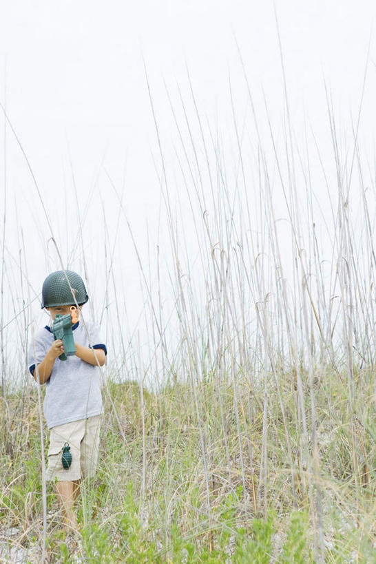 西方人,儿童,一个人,走,竖图,室外,白天,仰视,游戏,纯洁,草地,草坪,植物,炸弹,玩具,欧洲,欧洲人,仅一个男性,仅一个人,握,短裤,枪,拿,玩,T恤,拿着,注视,娱乐,草,小孩,蓝色,绿色,蓝天,天空,天,观察,看,仅一个小孩,休闲,短袖,可爱,童年,童趣,瞄,凝视,握着,手枪,查看,水枪,注意,玩具枪,关注,瞄准,机关枪,童真,烂漫,无邪,地雷,扛在肩上,天真,男孩,男人,男性,白种人,孩子,步行,玩耍,嬉戏,走路,半身,彩图,低角度拍摄,男生