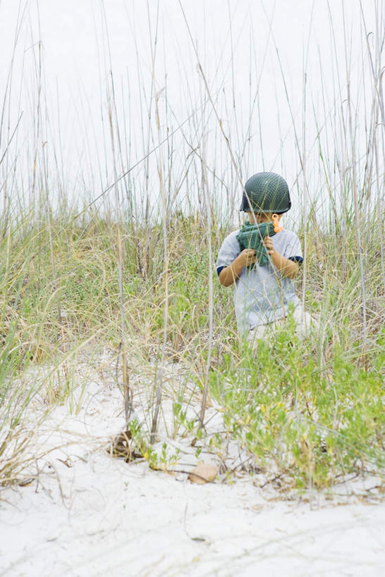 西方人,儿童,一个人,竖图,室外,白天,仰视,游戏,纯洁,草地,草坪,植物,炸弹,玩具,欧洲,欧洲人,仅一个男性,仅一个人,握,短裤,枪,拿,玩,T恤,拿着,注视,娱乐,草,小孩,蓝色,绿色,蓝天,天空,天,观察,看,仅一个小孩,休闲,短袖,可爱,童年,童趣,瞄,凝视,握着,手枪,查看,水枪,注意,玩具枪,关注,瞄准,机关枪,童真,烂漫,无邪,地雷,扛在肩上,天真,男孩,男人,男性,白种人,孩子,玩耍,嬉戏,半身,彩图,低角度拍摄,男生