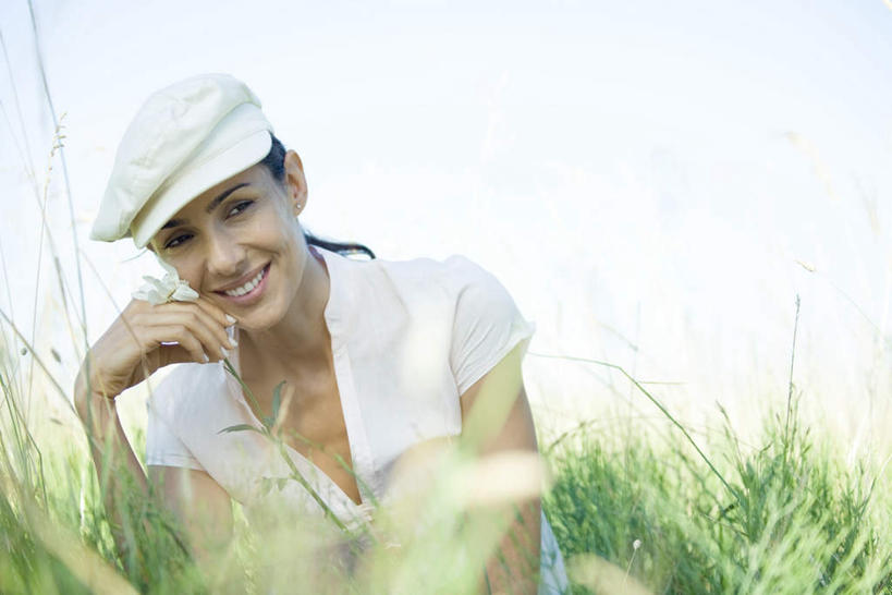 西方人,一个人,蹲,笑,微笑,露齿笑,横图,室外,白天,正面,衬衫,草地,草坪,植物,帽子,欧洲,欧洲人,仅一个年轻女性,仅一个女性,仅一个人,撑,弯腰,阴影,光线,影子,托腮,注视,草,绿色,白色,阳光,探头,观察,看,托,凝视,遮,查看,遮挡,注意,关注,托下巴,贝雷帽,遮盖,遮蔽,年轻女性,女人,女性,白种人,蹲着,半身,彩图,衬衣