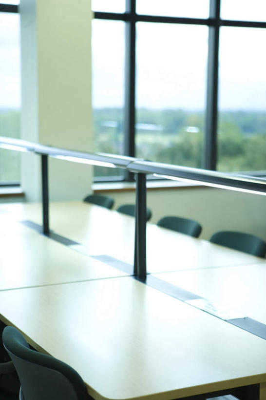 无人,图书馆,栏杆,竖图,室内,白天,正面,树林,植物,窗户,桌子,椅子,阴影,反射,空间,影子,木椅,墙,围栏,书桌,护栏,玻璃窗,墙壁,墙面,树,树木,绿色,倒影,自然,课桌,生长,成长,隔离,空,区域,分隔,浏览室,空闲,彩图,书库,图书库,阅览室