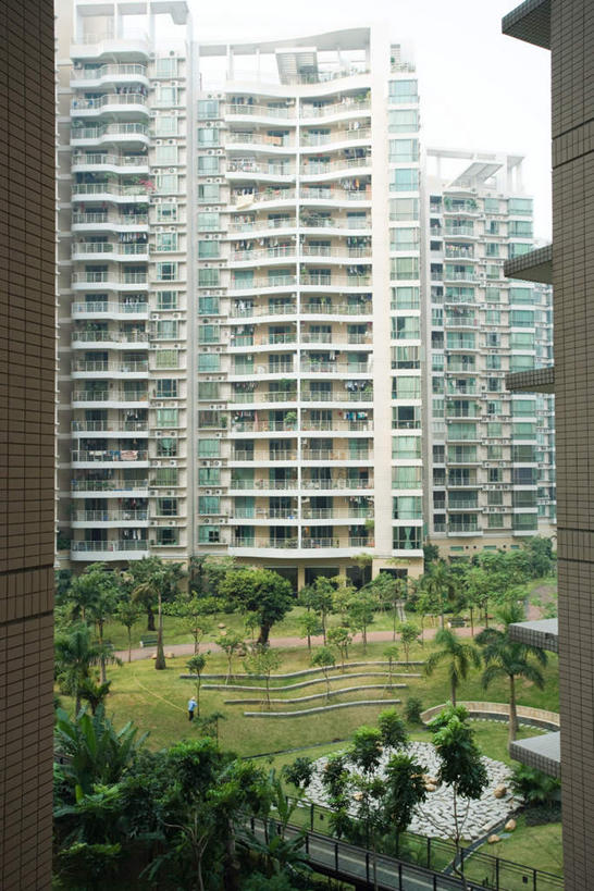 无人,公园,花园,高楼大厦,露台,竖图,俯视,室内,白天,草地,草坪,花圃,树林,植物,阳台,大厦,建筑,椅子,广州,中国,亚洲,晾晒,房屋,木椅,屋子,园艺,公寓,楼房,园区,住宅,草,树,树木,绿色,自然,生长,成长,衣物,园林,东亚,广东,广东省,中华人民共和国,华南地区,省会,广州市,粤,园丁,小花园,彩图,高角度拍摄,房子,大楼,高层建筑,高楼,露天阳台