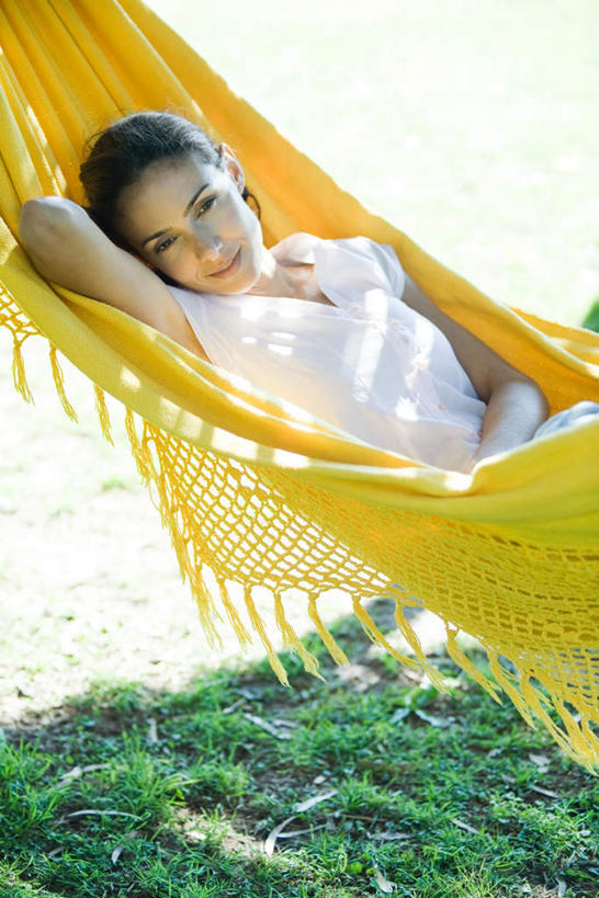 西方人,一个人,躺,竖图,室外,白天,正面,T恤衫,草地,草坪,植物,吊床,欧洲,欧洲人,仅一个年轻女性,仅一个女性,仅一个人,阴影,光线,影子,T恤,注视,草,黄色,绿色,阳光,观察,看,短袖,凝视,查看,垫着,注意,关注,露营,野营,宿营,卧着,年轻女性,女人,女性,白种人,躺着,卧,半身,彩图