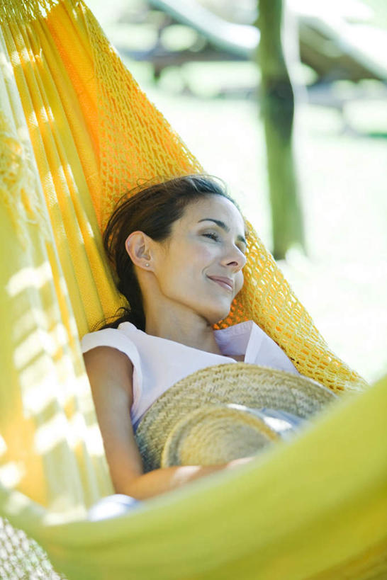 西方人,一个人,躺,竖图,室外,白天,正面,T恤衫,草地,草坪,植物,吊床,欧洲,欧洲人,仅一个年轻女性,仅一个女性,仅一个人,阴影,光线,影子,T恤,注视,草,黄色,绿色,阳光,观察,看,短袖,凝视,查看,垫着,注意,关注,露营,野营,宿营,卧着,年轻女性,女人,女性,白种人,躺着,卧,半身,彩图