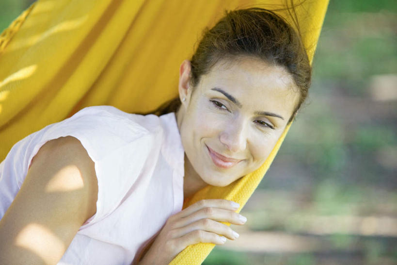 西方人,一个人,躺,笑,微笑,横图,室外,白天,正面,T恤衫,草地,草坪,植物,吊床,欧洲,欧洲人,仅一个年轻女性,仅一个女性,仅一个人,阴影,朦胧,模糊,光线,影子,T恤,注视,草,黄色,绿色,阳光,观察,看,短袖,凝视,查看,垫着,注意,关注,露营,野营,宿营,卧着,年轻女性,女人,女性,白种人,躺着,卧,半身,彩图