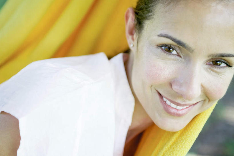 西方人,一个人,躺,笑,微笑,露齿笑,横图,俯视,室外,特写,白天,T恤衫,草地,草坪,植物,吊床,欧洲,欧洲人,仅一个年轻女性,仅一个女性,仅一个人,阴影,朦胧,模糊,光线,影子,T恤,注视,草,黄色,绿色,阳光,观察,看,短袖,凝视,查看,垫着,注意,关注,露营,野营,宿营,卧着,年轻女性,女人,女性,白种人,躺着,卧,半身,彩图,高角度拍摄