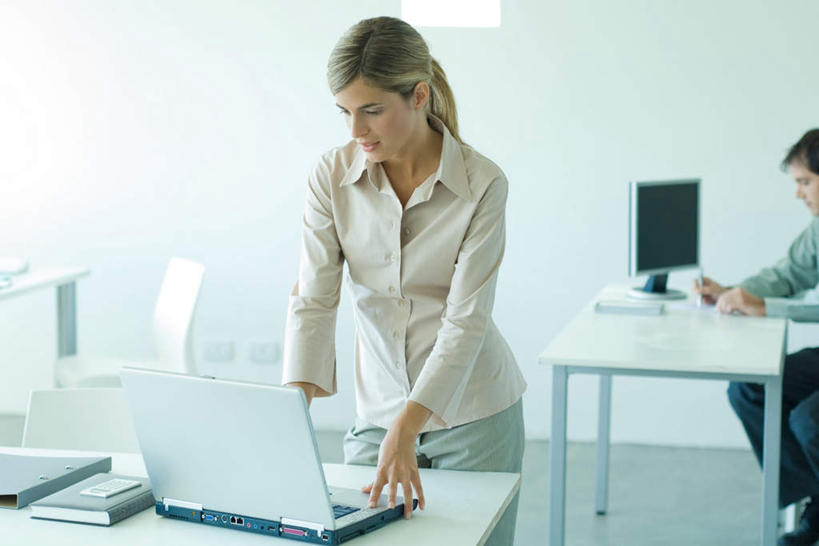 西方人,两个人,商务人士,商务男性,商务女性,办公室,站,坐,横图,俯视,室内,白天,衬衫,电脑,笔记本电脑,显示器,鼠标,键盘,别墅,家具,装修,桌子,建筑,电话,手机,椅子,笔筒,欧洲,欧式,欧洲人,撑,弯腰,握,写,阴影,套装,装饰,光线,网络,笔,材料,档案,文件,影子,办公桌,房屋,墙,屋子,公寓,文件夹,豪华,拿,拿着,注视,输入设备,通讯设备,建设,现代,装潢,洋房,楼房,墙壁,墙面,文具,白色,阳光,资料,室内装潢,低头,观察,记录,看,站着,台式电脑,凝视,握着,笔记,查看,支撑,明亮,无线,撑着,舒适,家居装潢,注意,关注,文档,通信设备,商务装,无线网络,房屋设计,地中海风格,古典风格,简约风格,资料夹,无线上网,便携式电脑,室内设计,工薪阶层,输出设备,宽敞,办公家具,样板房装潢,手提电脑,男人,男性,年轻男性,年轻女性,女人,女性,白种人,白领,上班族,设计,坐着,半身,彩图,高角度拍摄,衬衣,房子