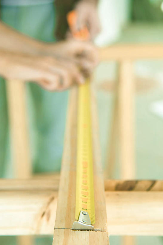 西方人,手,一个人,竖图,俯视,室内,特写,白天,装修,建筑,欧洲,欧洲人,仅一个年轻女性,仅一个女性,仅一个人,握,装饰,测量,板凳,瓷砖,地砖,工具,木板,木条,木头,凳子,房屋,屋子,公寓,地面,拿,拿着,建设,装潢,楼房,住宅,尺,卷尺,室内装潢,扶,手部,握着,修理,安装,明亮,五金,舒适,家居装潢,房屋设计,铁尺,室内设计,宽敞,样板房装潢,拆卸,年轻女性,女人,女性,白种人,设计,半身,彩图,高角度拍摄,房子