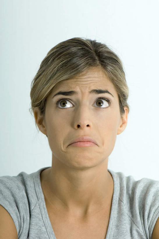 西方人,脸,头,脸颊,一个人,竖图,室内,特写,白天,白色背景,正面,T恤衫,欧洲,欧洲人,仅一个年轻女性,仅一个女性,仅一个人,T恤,注视,观察,看,思考,鬼脸,皱眉,短袖,想,沉思,凝视,摄影,影棚,查看,注意,关注,瘪嘴,年轻女性,女人,女性,白种人,头部,脸部,脸蛋,面部,抬头,仰头,半身,彩图,影棚拍摄,拍摄