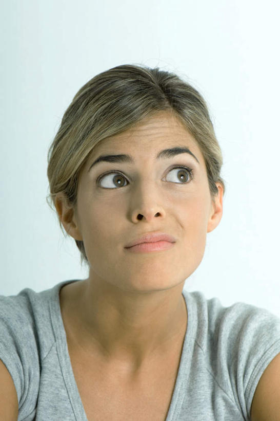 西方人,脸,头,脸颊,一个人,竖图,室内,特写,白天,白色背景,正面,T恤衫,欧洲,欧洲人,仅一个年轻女性,仅一个女性,仅一个人,T恤,注视,观察,看,思考,鬼脸,短袖,想,沉思,凝视,摄影,影棚,查看,注意,挑眉,关注,瘪嘴,年轻女性,女人,女性,白种人,头部,脸部,脸蛋,面部,抬头,仰头,半身,彩图,影棚拍摄,拍摄