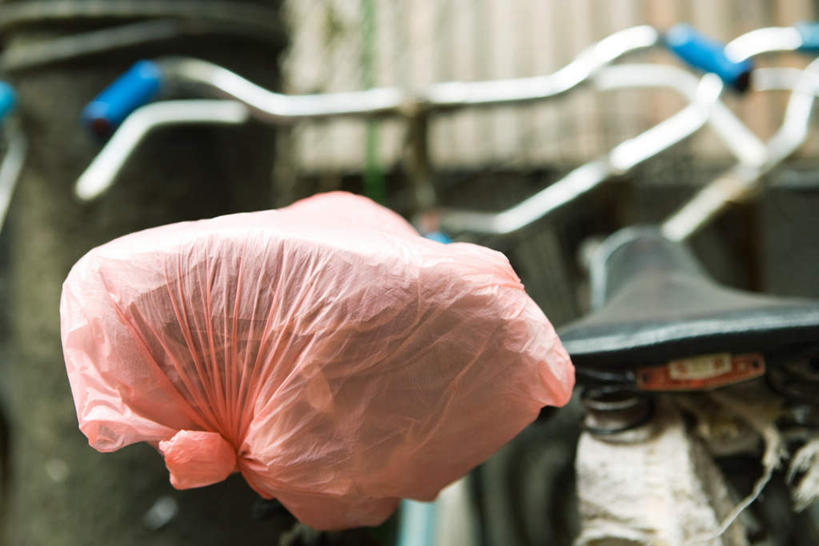 无人,家,横图,室外,特写,白天,正面,道路,街道,路,自行车,袋子,两辆,覆盖,朦胧,模糊,包裹,包装袋,手提袋,瓦片,坐垫,房屋,屋顶,屋檐,屋子,购物袋,交通,顶棚,塑料袋,楼房,檐,住宅,车,脚踏车,交通工具,包住,彩图,房子