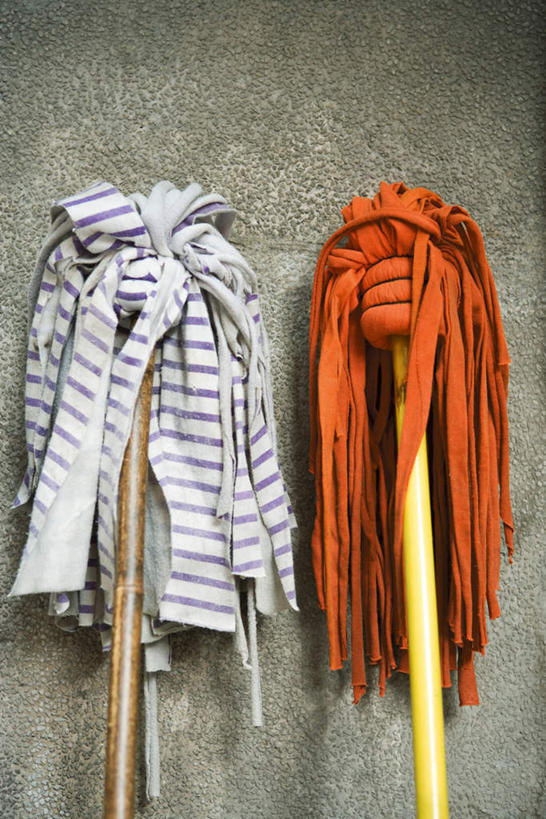 无人,竖图,室外,特写,白天,正面,晾晒,条纹,棉布,布料,墙,两把,依靠,拖把,墙壁,墙面,外墙,红色,靠,靠着,倚靠,彩图